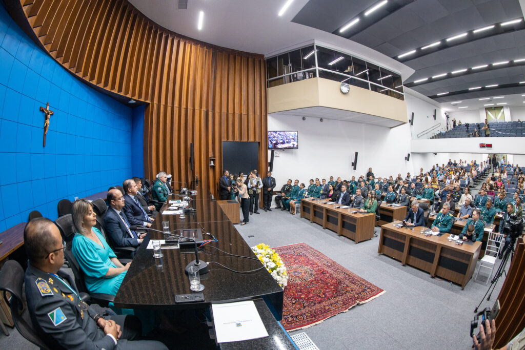 <strong><em>Emoção marca cerimônia que homenageia profissionais da segurança pública com a medalha coronel Adib Massad</em></strong>