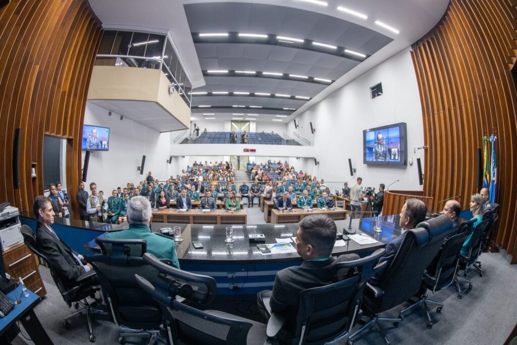 <strong><em>Emoção marca cerimônia que homenageia profissionais da segurança pública com a medalha coronel Adib Massad</em></strong>